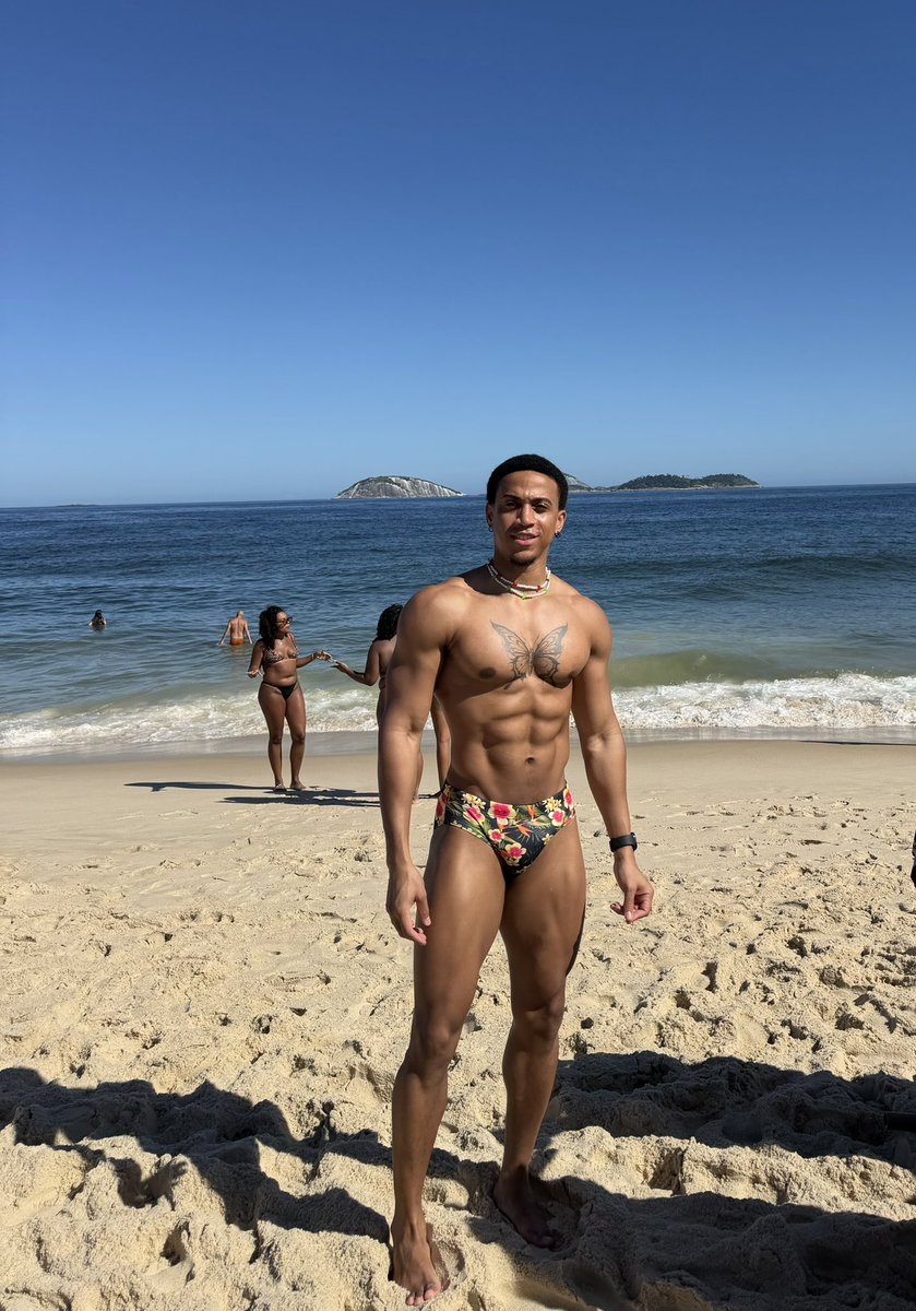 quennelmitchell's tweet photo. 😈 acting bad In Rio https://t.co/FQ9WeASG8o