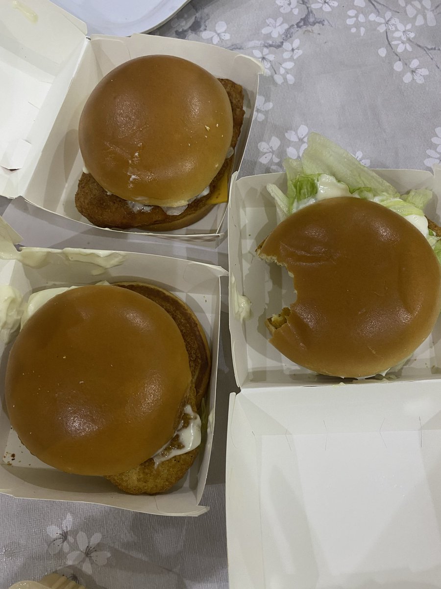 demas42's tweet photo. @McDonaldsKSA طالبه وجبه ودافعه مبلغ وجبه وسط ويجيني ذا الخبز !!!!!!!!!!!؟؟؟؟؟؟ https://t.co/pVNiL04ZTD