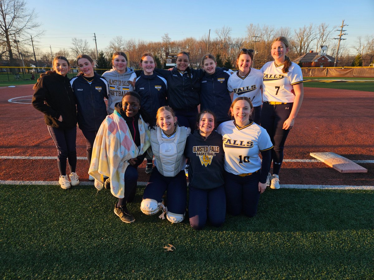 SoftballOFMS's tweet photo. Bulldogs win one on the road! https://t.co/NYahUjY05w