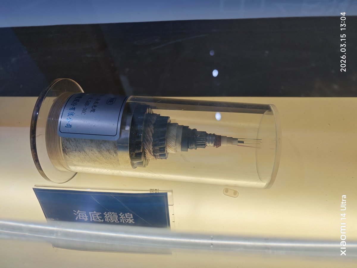 Lab_tainan's tweet photo. 個人的によく某大国に切られる海底ケーブルがどんなもんなのか直に見れてよかった。#diveintohololive #hololive https://t.co/trP77EAgvP