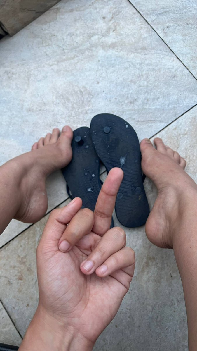 feet_let40's tweet photo. Limparia a sola do meu chinelo cheia de cuspe ???? Acho que muitos aqui nem merecem essa HONRA https://t.co/9hrsAvvZEw