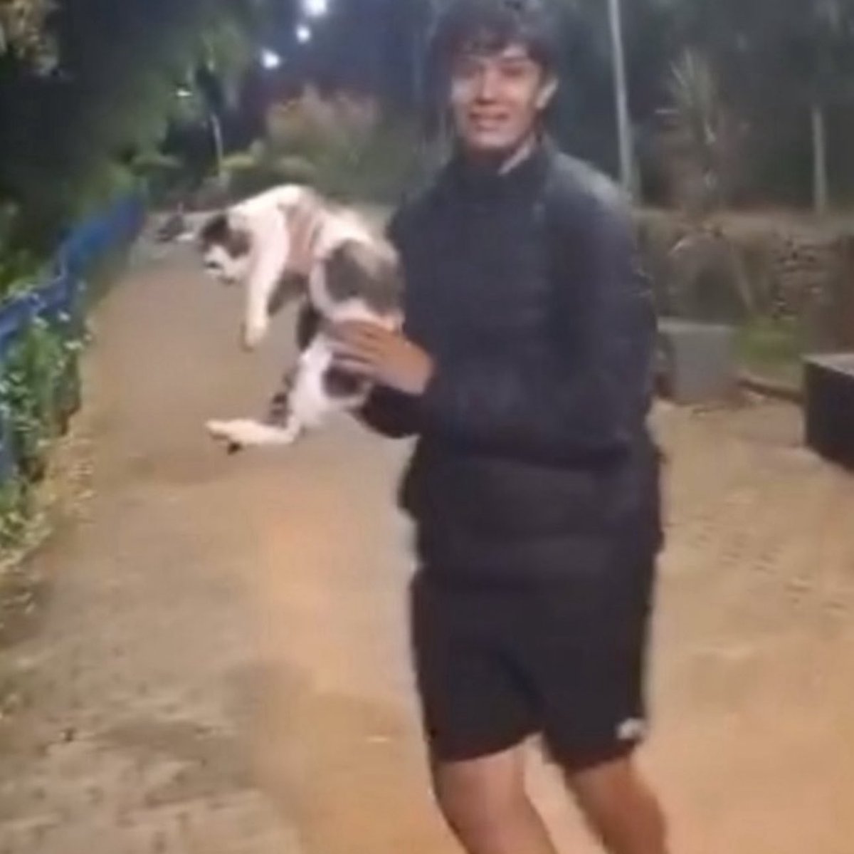 URGENTE

Esse aqui é o PAI do demônio que jogou a gata DENTRO DE UM RIO e gravou pra mandar no DISCORD. O pai ainda não sabe de nada, pois apesar de acharem os autores, eles sequer foram convocados pra depor. VAMOS NO INSTA DO PAI AVISAR! 

@: rodolfosimone1