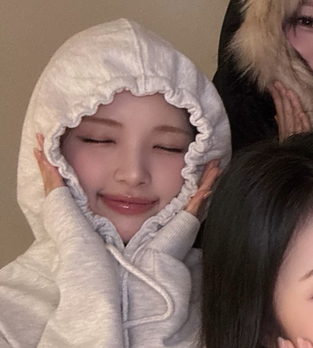 ana🪽‧₊˚ tweet media