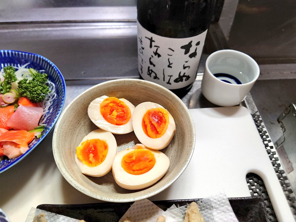 昨日の晩ごはん
トマトと生ハムサラダ
切り落としのお刺身
メヒカリの唐揚げ
味玉
お酒は会津ほまれの純米酒🍶

#晩ごはん
#おつまみ
#おうちごはん
#おうち居酒屋