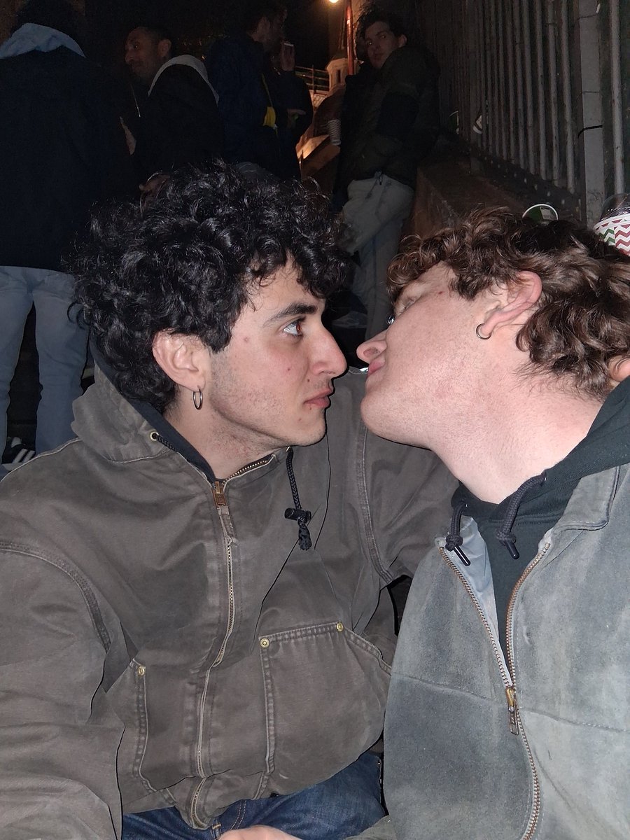melgioxvii's tweet image. Oggi è il compleanno di simo, vorrei omaggiare l'evento pubblicando due splendidi allegati contenenti tutto ciò che rappresenta la nostra bromance.
#feliznavidad #svooona #like4kirk