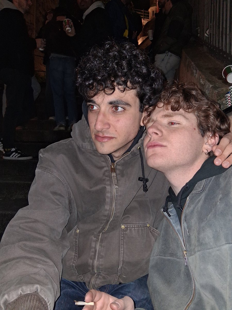 melgioxvii's tweet image. Oggi è il compleanno di simo, vorrei omaggiare l'evento pubblicando due splendidi allegati contenenti tutto ciò che rappresenta la nostra bromance.
#feliznavidad #svooona #like4kirk