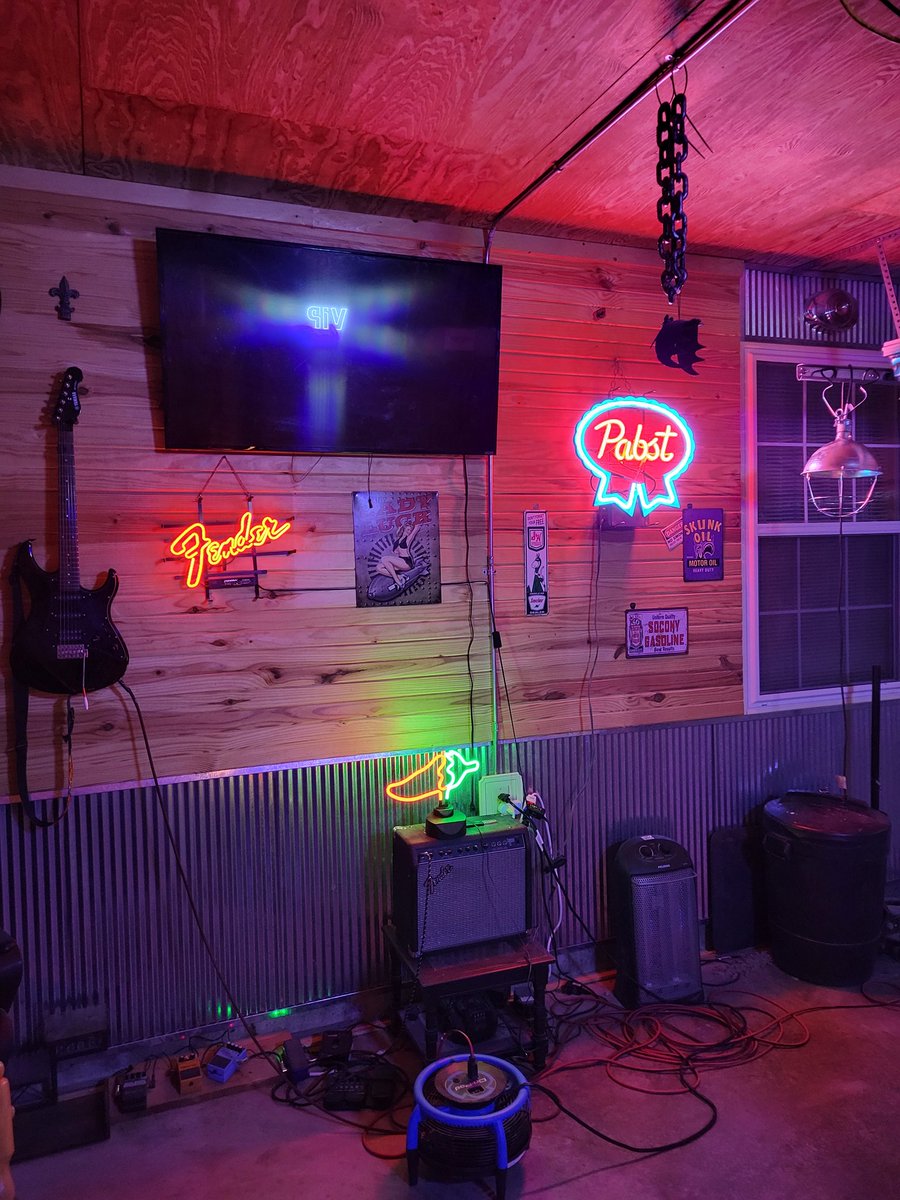 RealEstateRog1's tweet photo. This is one badass man cave https://t.co/l5CiKL6L3u