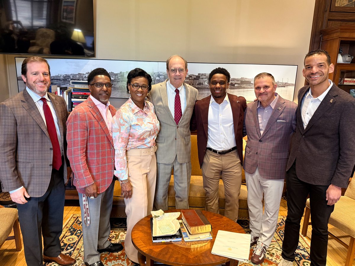 HailStateMBK's tweet photo. Josh Hubbard was recognized at the Mississippi State Capitol on Wednesday for his prolific accomplishments up to this point in his career 👏

#HailState | @jhubb_3 https://t.co/3wqZE001DH