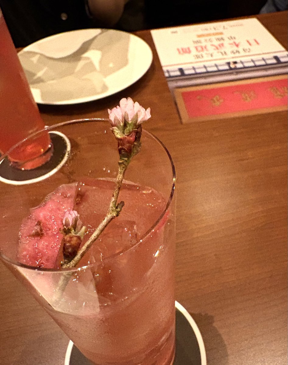 rondpointbag's tweet photo. 昨夜はコットンクラブ
奇妙さんが楽しそうで4人の演奏も即興みたいなジャズな感じで良かったー！
自由な奇妙礼太郎みてたら、あっという間に終わってしまった。
余韻も楽しく、桜見ながら帰った
そんな日

#奇妙礼太郎
#中込陽太
#服部将典
#窪田大志 https://t.co/XXVaUxgHx7