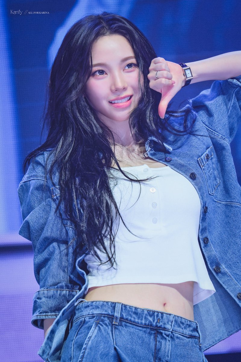THAT LIPBITE OH GOD SERIOUSLY 😳