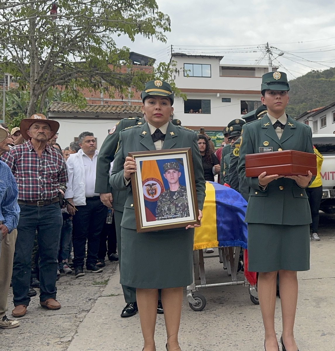 Ejercito_Div2's tweet photo. #HéroePorSiempre  | Desde Aratoca, #Santander, un pueblo entero se une para despedir a nuestro valiente soldado profesional Luis Eduardo Blanco Hernández.

Hoy no solo despedimos a un héroe; despedimos a un hijo, a un hermano y a un soldado que vivirá por siempre en la memoria de la patria.

Los soldados de la #SegundaDivisión rendimos un sentido tributo a su heroísmo, a su legado y a su entrega en cumplimiento del deber. Así mismo, continuamos brindando todo el respaldo institucional a sus seres queridos en este momento de profundo dolor.

#QuintaBrigada