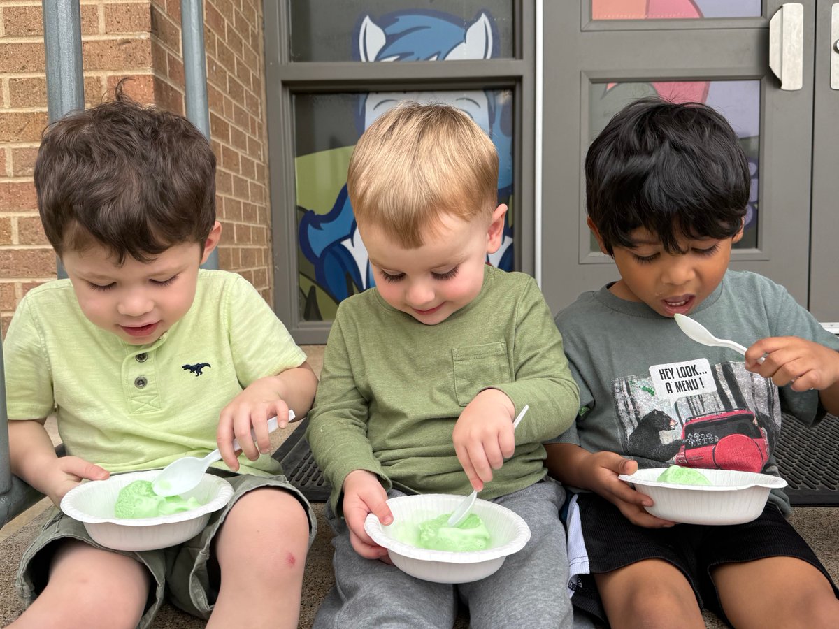 StephanieRISDLM's tweet photo. Little Mustangs 2s celebrated the color green by tasting green foods. Kiwi, avocado, and lime sherbet were a hit! Green peppers, not so much! #RISDDreamBig #RISDcla @RISDecs https://t.co/9KevpetAPB