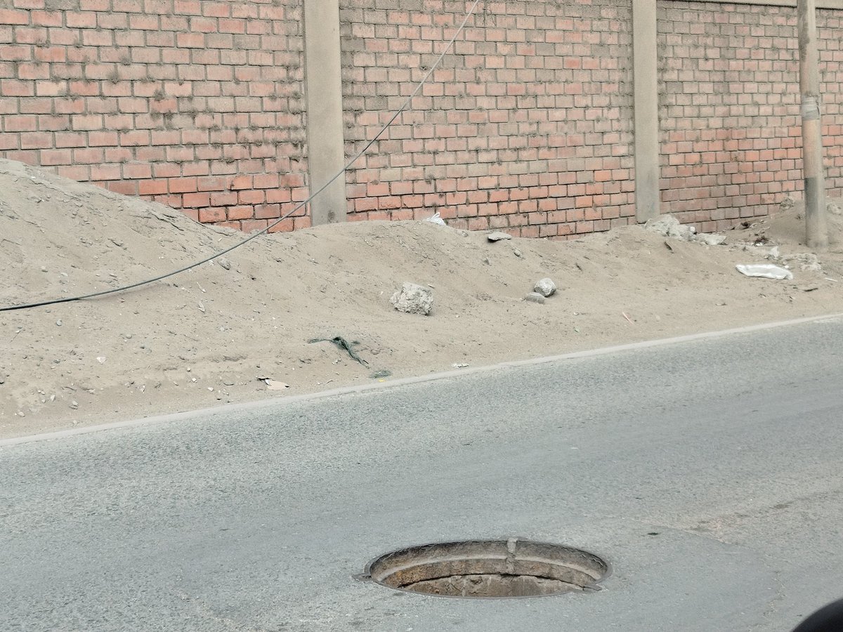 cigala's tweet image. Buzón destapado en calle los claveles en zona industrial de lurín. Mucho ojo de noche. No creo que sea el único 
#lurin
#buzon
#cableado