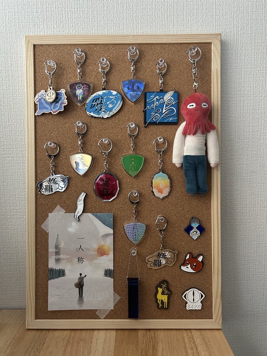 _tqwe's tweet photo. グッズが溜まってきたので、ヨルシカゾーンを生成した。ルームキーのキーホルダーが横を向いてしまう！ https://t.co/s4NRkkMsoM