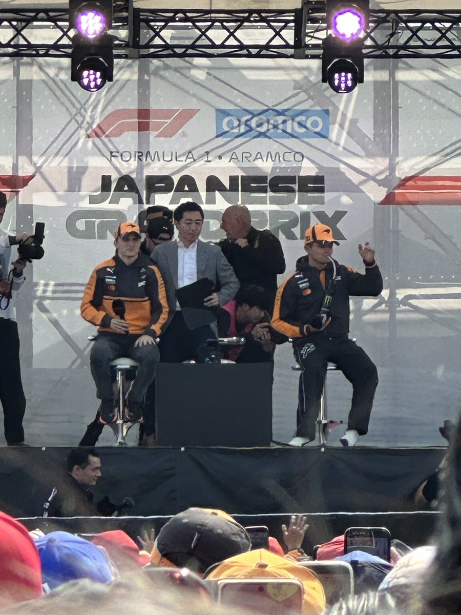 kazuseki8's tweet photo. MOSさん、このステージでミニライブ。 https://t.co/uXmahHhNJF