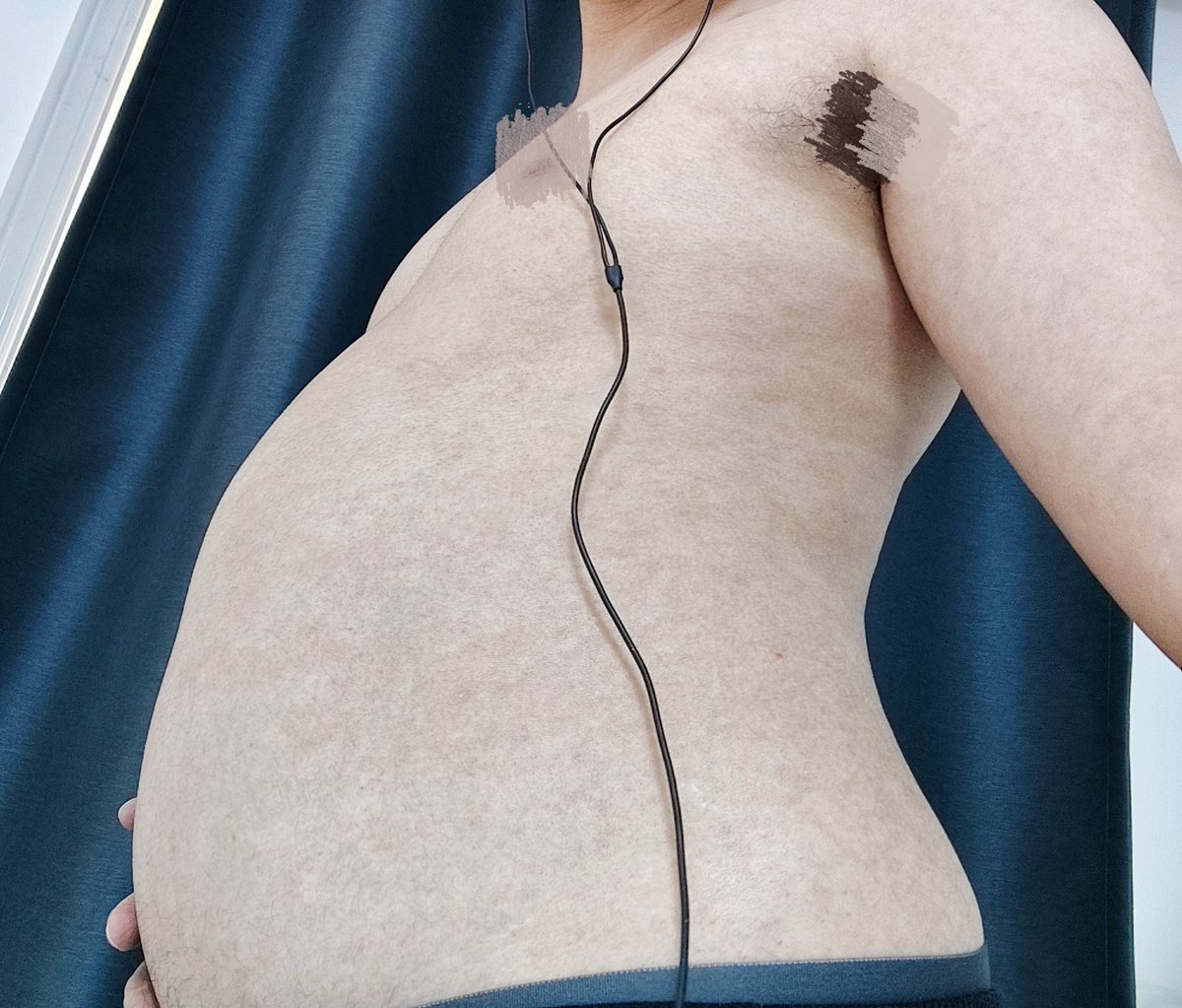 KinichIV's tweet photo. 撑得好难受……
#bellyinflation
#bellystuffing
#撑大肚子
#mpreg
#malepregnancy 
#gains https://t.co/jwVCdjbwxP