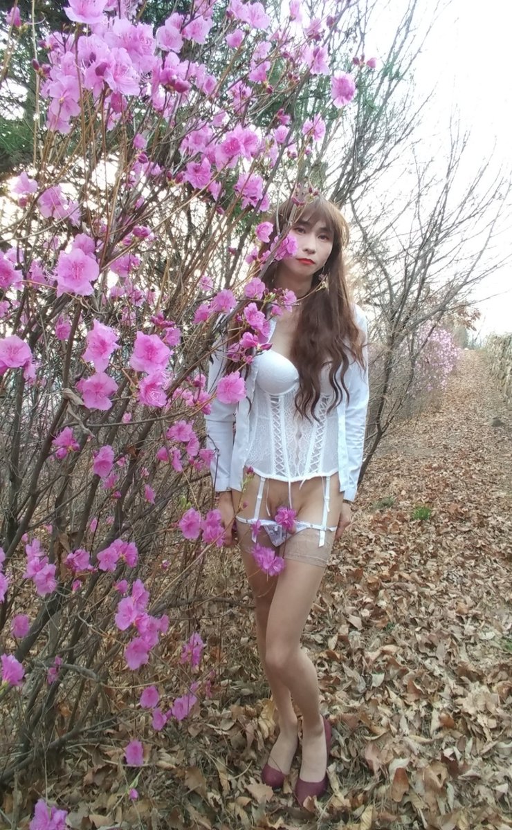 tlelyoonah's tweet photo. 꽃이 이뻐요 아님 윤아 ? https://t.co/ddEs3ZLaD7