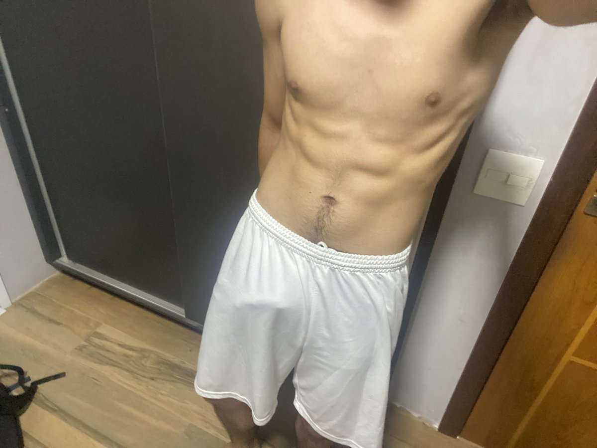 nvnrld's tweet photo. até MOLE meu pau é enorme demais pra usar shorts de futebol 🫣

vem me ver tirando esse short na dm

❤️ ou dm = vídeo mostrando pau mole enorme 
🔁 ou SEGUIU = vídeo batendo 

#PINTOSAWARDS 
#PINTOAWARD 
#PINTOAWARDS 
#PINTOSAWARD
#paugrande https://t.co/SccIce5QXK