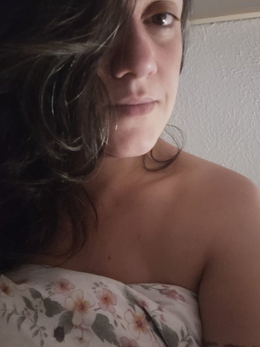KriskaCarvalho's tweet photo. Nômade quer dizer sem pouso
Nômade é quando a casa é um corpo
E é onde te recebo, e é o que te entrego
E sou tudo o que carrego amanhã cedo
E é onde te recebo, e é o que te entrego
E sou tudo o que carrego amanhecendo https://t.co/w8yPN6Zdd6