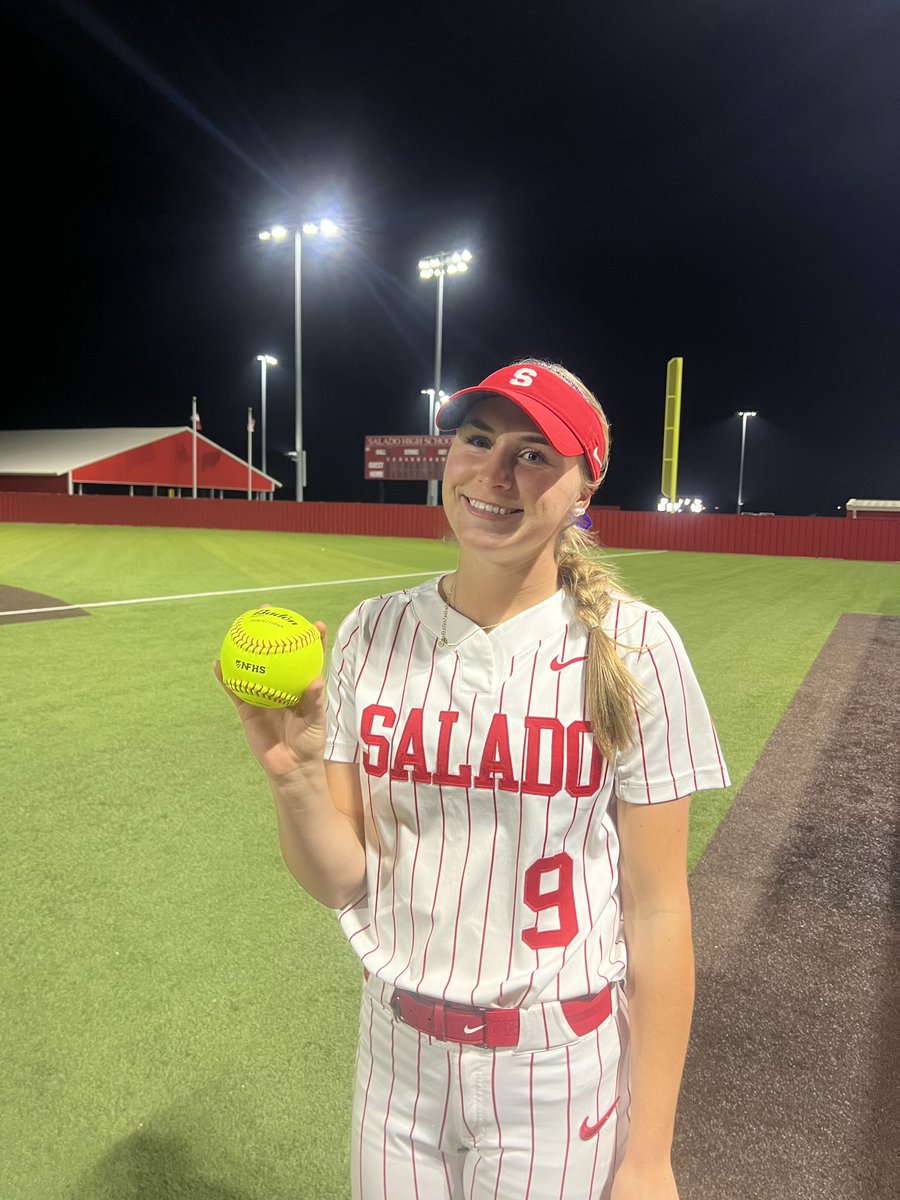 KenTrasoftball9's tweet photo. Salado Eagles got the win tonight 12-0! Still undefeated in district play!‼️🤙🏻
I kept the bats going hitting a triple and bomb that hit the scoreboard. 💣@SaladoSoftball @saladoeagles @AMNatlUranga https://t.co/E4qJJ2W1IE
