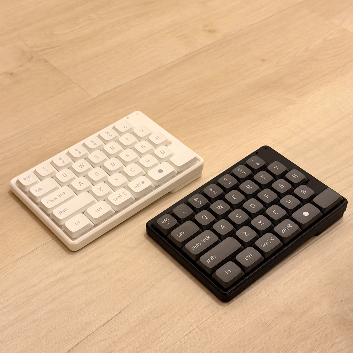 mera_psd's tweet photo. #分割キーボード #自作キーボード #完全無線
普通の60%キーボードを分割するキーボード開発中...🔨
キーケット行く前にサンプルで作成したPPT&昇華印刷のキーキャップ届いた!
✅分割キーボード
✅️ZMK
✅️矢印キーあり
✅️分割スペースキー
✅️リチウムバッテリー
#MeramiZero https://t.co/AtUrva5u14