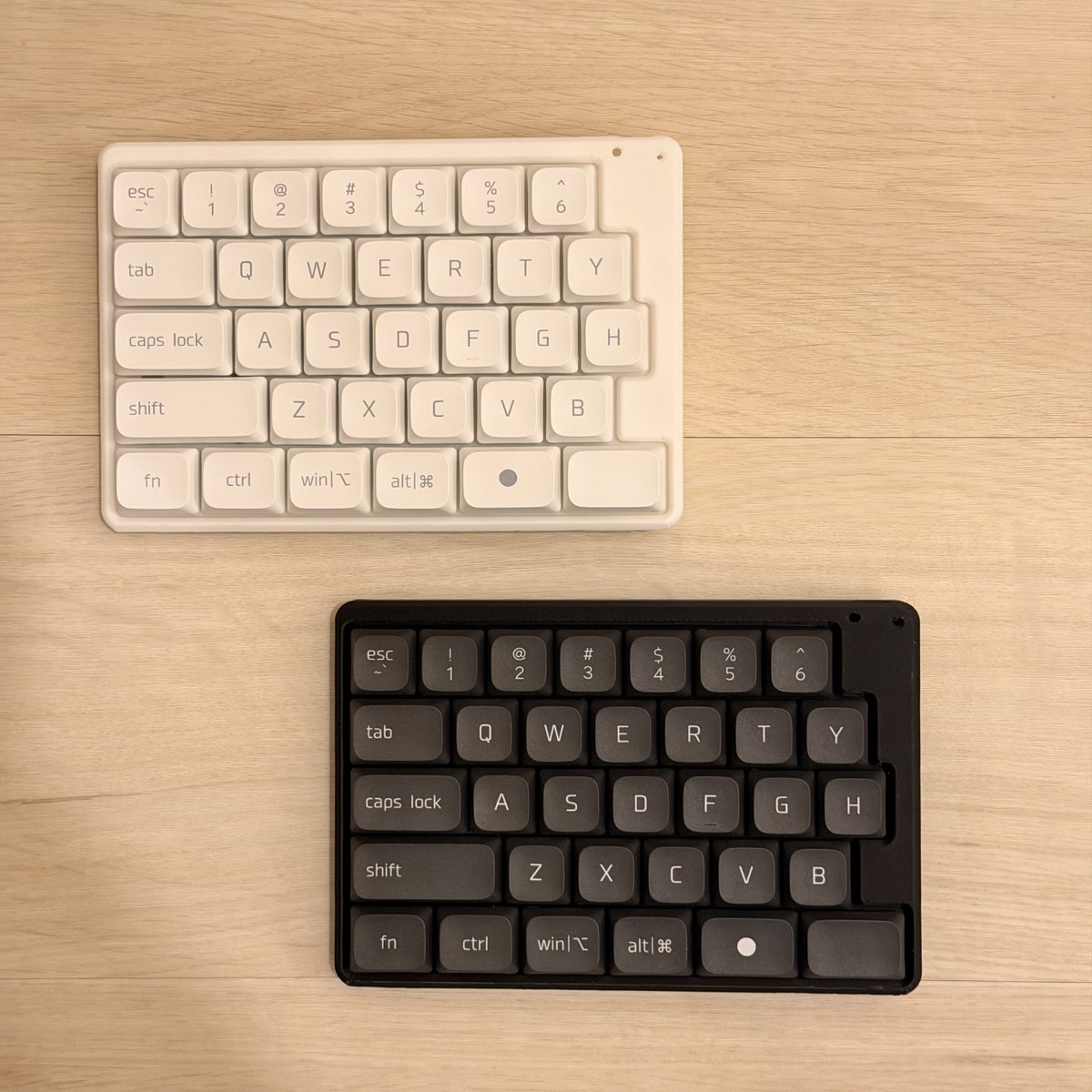 mera_psd's tweet photo. #分割キーボード #自作キーボード #完全無線
普通の60%キーボードを分割するキーボード開発中...🔨
キーケット行く前にサンプルで作成したPPT&昇華印刷のキーキャップ届いた!
✅分割キーボード
✅️ZMK
✅️矢印キーあり
✅️分割スペースキー
✅️リチウムバッテリー
#MeramiZero https://t.co/AtUrva5u14