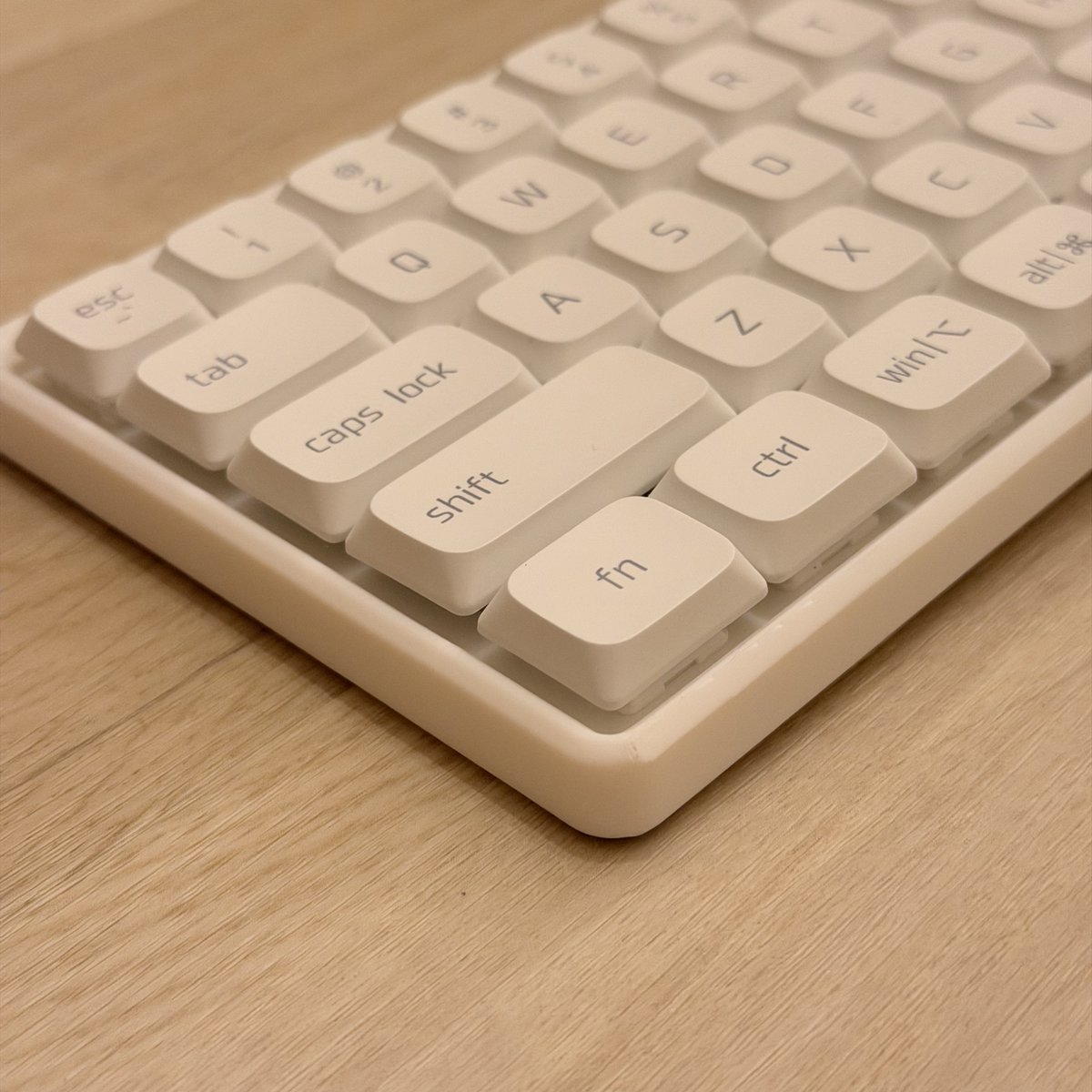 mera_psd's tweet photo. #分割キーボード #自作キーボード #完全無線
普通の60%キーボードを分割するキーボード開発中...🔨
キーケット行く前にサンプルで作成したPPT&昇華印刷のキーキャップ届いた!
✅分割キーボード
✅️ZMK
✅️矢印キーあり
✅️分割スペースキー
✅️リチウムバッテリー
#MeramiZero https://t.co/AtUrva5u14