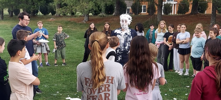 CMSGoBlue's tweet image. Mr. Reynolds had students all in while learning about the three branches of government! From interactive questions to a fun twist—getting to pie him when they answered correctly—students were engaged, laughing, and learning all at once. 🇺🇸🥧📚 #CMS #BestTeachers #LearningIsFun