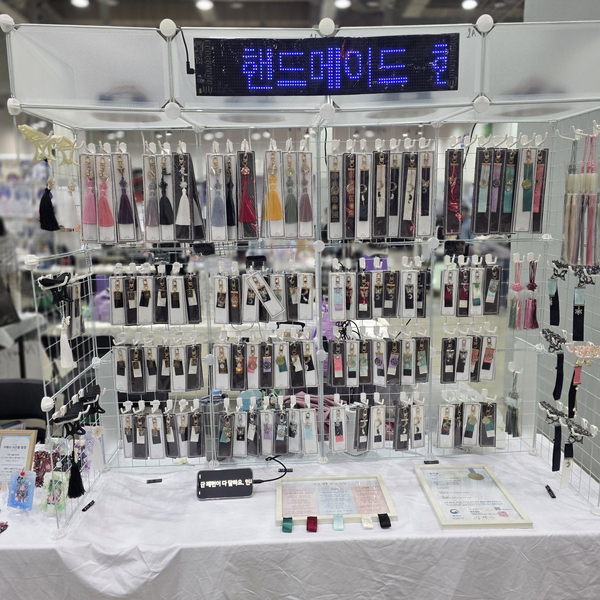 D_ri2022's tweet photo. 3부코
한국 전통 비단 키링 / 탑꾸 / 핸드메이드 키링 판매합니다!
직접 제작한 제품이고 종류 다양하게 준비했어요 😊
C0 07-08 부스입니다!
구경만 하셔도 괜찮으니 편하게 들러주세요! https://t.co/t2B5aJxHIG