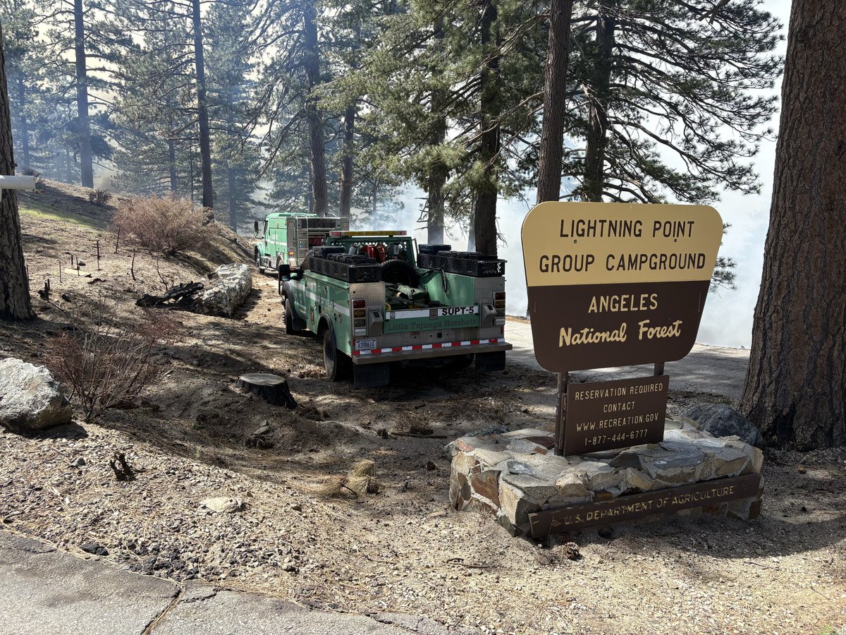 firechiefanf's tweet image. This incredibly important work continues across the #ANF to reduce wildfire risk along fuel breaks, and creating defense zones &amp;amp; defensible space. Prescribed fire is just one of the tools your firefighters are using to treat already over 14K acres this year! 

🇺🇸🔥