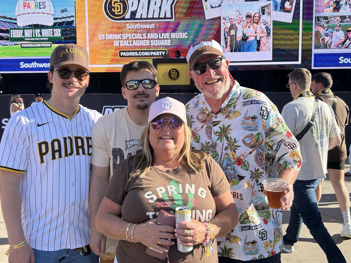 teachluvsbeach's tweet photo. #FORTHEFAITHFUL @Padres https://t.co/DKtZMBZMS7