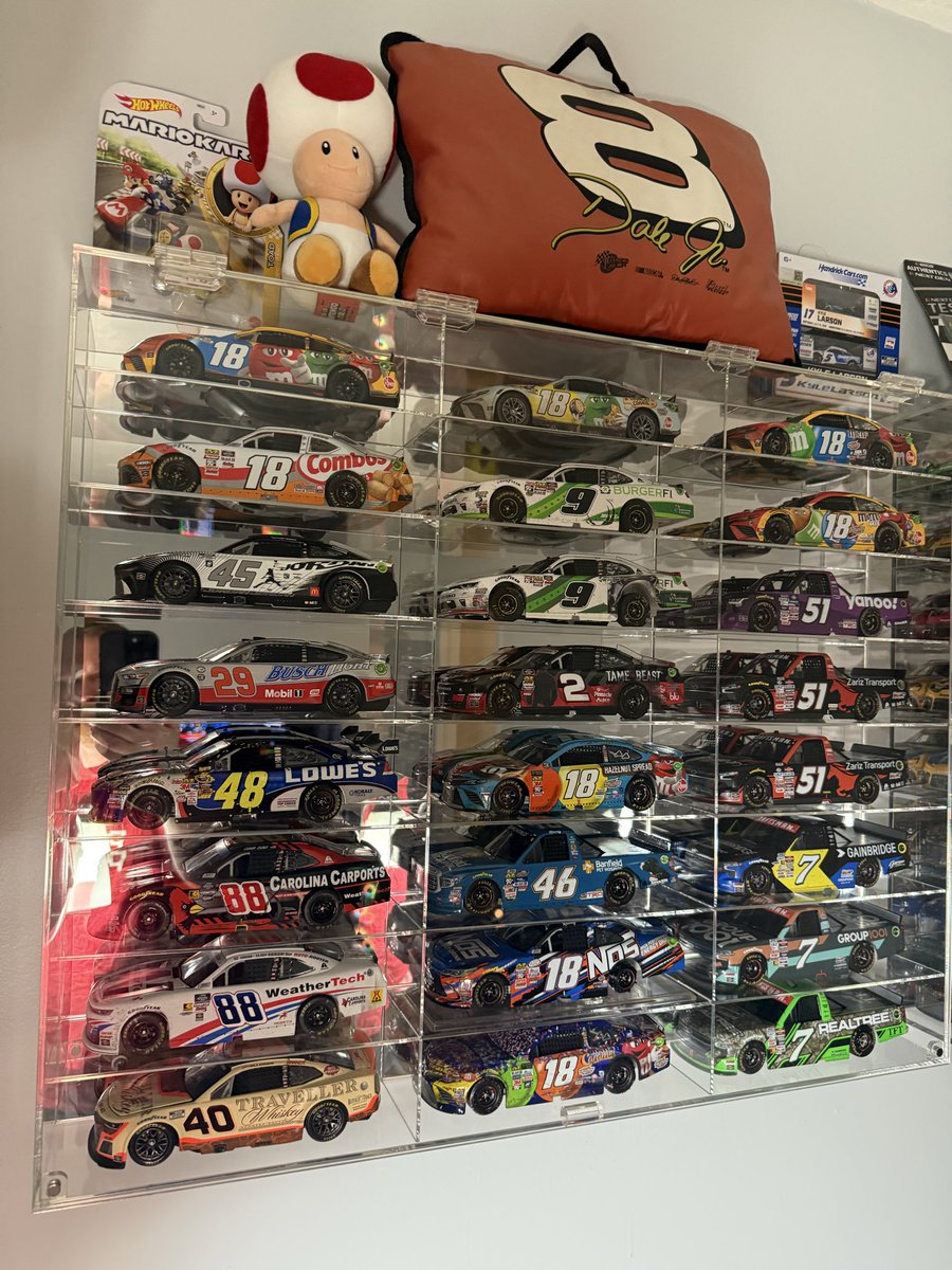 StephenGaul1's tweet photo. @DirtyMoMedia @Lionel_Racing @DaleJr 1:24 variety and customs. Can only upload 4 pics. I’ll do the 1:64s too https://t.co/8evF8wVQYa
