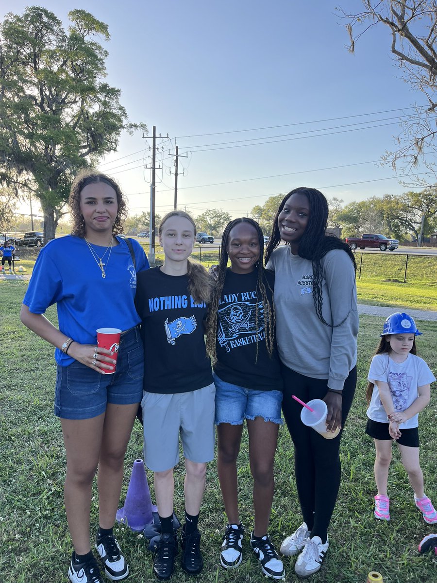 ladybuchoops's tweet photo. Super proud of our girls serving and having FUN, with our community. They have had a great week of work, and this is an amazing way to end the week, by serving others. Great job girls super proud of y’all! 
 
F5 (https://t.co/sVzf8UV9XJ) https://t.co/vGUsAEiNfp