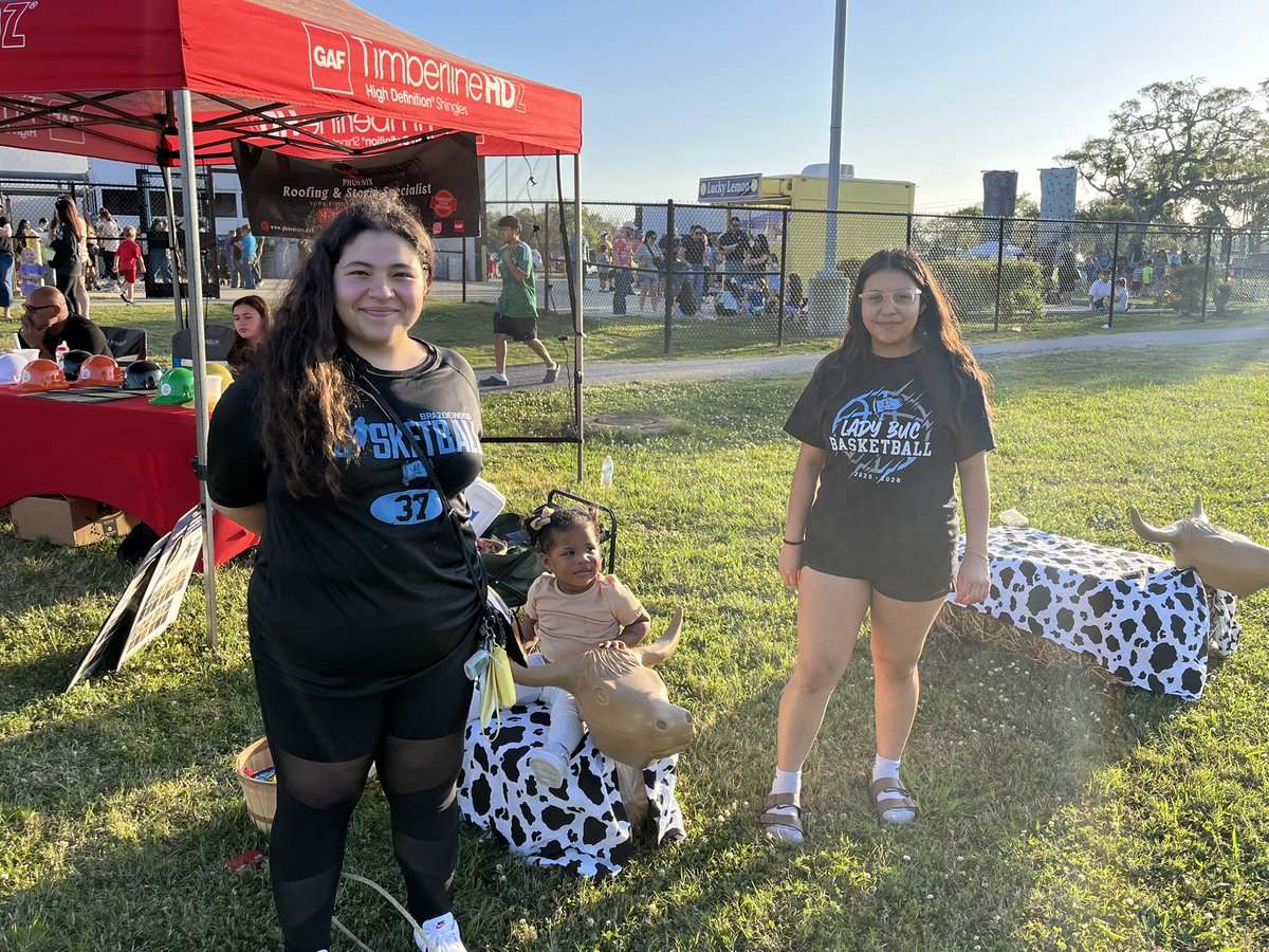 ladybuchoops's tweet photo. Super proud of our girls serving and having FUN, with our community. They have had a great week of work, and this is an amazing way to end the week, by serving others. Great job girls super proud of y’all! 
 
F5 (https://t.co/sVzf8UV9XJ) https://t.co/vGUsAEiNfp