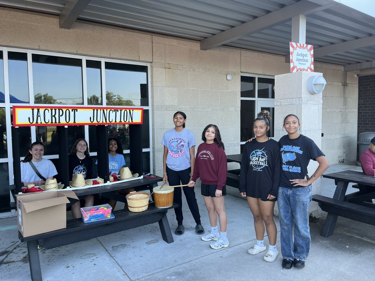 ladybuchoops's tweet photo. Super proud of our girls serving and having FUN, with our community. They have had a great week of work, and this is an amazing way to end the week, by serving others. Great job girls super proud of y’all! 
 
F5 (https://t.co/sVzf8UV9XJ) https://t.co/vGUsAEiNfp