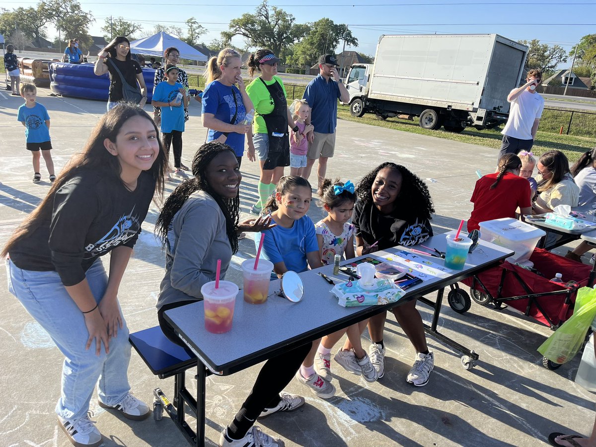 ladybuchoops's tweet photo. Super proud of our girls serving and having FUN, with our community. They have had a great week of work, and this is an amazing way to end the week, by serving others. Great job girls super proud of y’all! 
 
F5 (https://t.co/sVzf8UV9XJ) https://t.co/vGUsAEiNfp