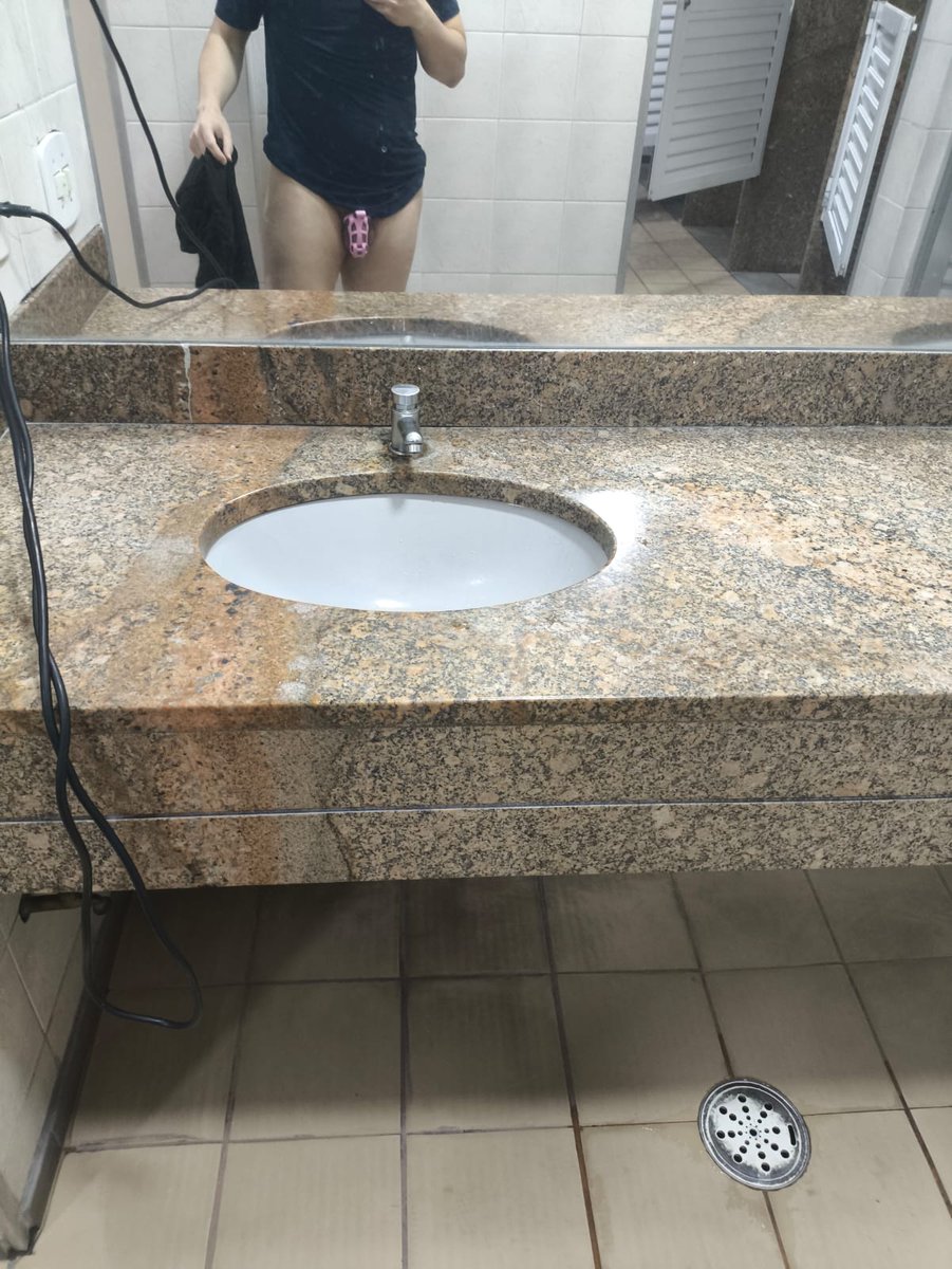 NerdSissy49043's tweet photo. No vestiário da natação, semi-nu com gaiolinha rosa trancada e pernas depiladas no azulejo molhado. Tremendo de tesão, esperando ser flagrada. Quem viu uma sissy assim hoje? 🏊♀️💕🔒
#Sissy #Gaiola #Feminizacao #ExposicaoPublica #Humilhacao #Crossdresser #Chastity #Vestiario https://t.co/9irFeO05VO