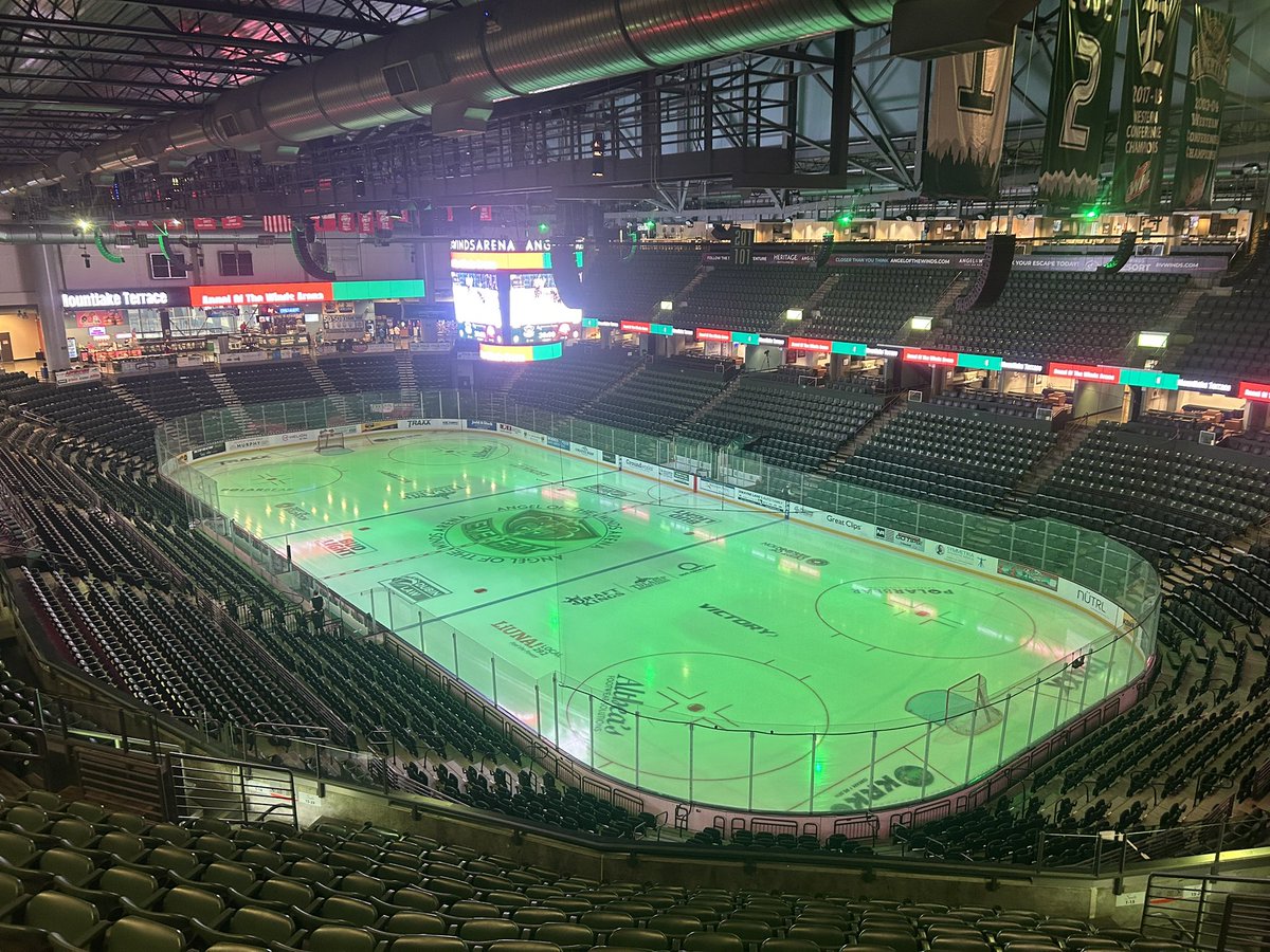 CameronRiggers's tweet photo. #WHL Sunny weather = playoff weather ☀️

Hello from Angel of the Winds Arena, where the aspirational, #1-seeded Everett Silvertips begin the journey to its first ever league championship.

#ButFirst, they must get through vaunted rivals, the Portland Winterhawks. 

R1: G1 🔜 https://t.co/9PyeJfZhMs