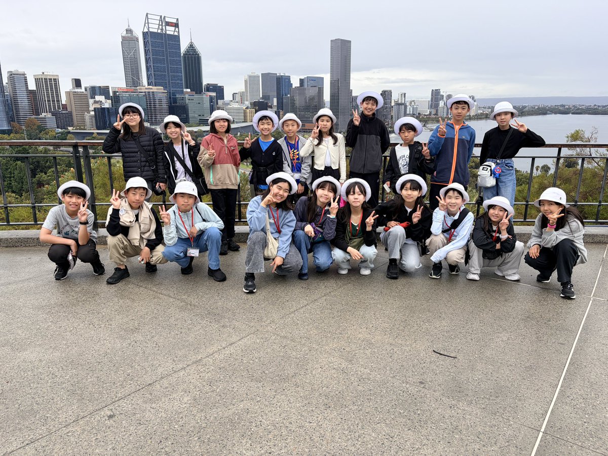 seikeies's tweet photo. ホストファミリーとお別れをしました。現在、キングスパークに立ち寄っています。朝降っていた雨は止みつつあります。 https://t.co/ZPoPVNW2gX