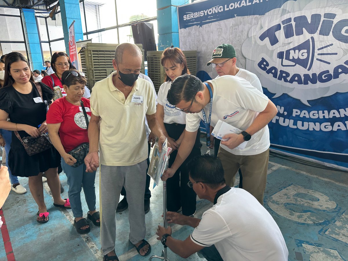 valenzuelacity's tweet photo. TINGNAN: Pinangunahan ni Mayor WES Gatchalian ang pamamahagi ng Financial Assistance at Assistive Device sa mga kwalipikadong benepisyaryo sa ginaganap na #TinigNgBarangay sa 3S Center Canumay East ngayong araw, Marso 28, 2026.

Para sa impormasyon ukol sa pag-aapply para sa medical/financial o burial assistance, i-chat si #DotBot: https://t.co/oCYGuMlUBb 

#PamilyangValenzuelano #Valenzuela #ValenzuelaCity #FinancialAssistance