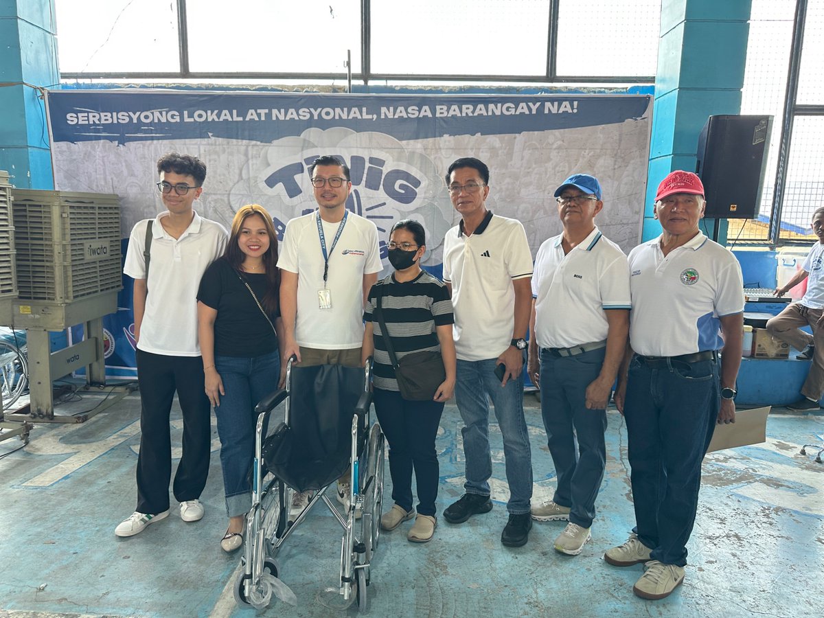 valenzuelacity's tweet photo. TINGNAN: Pinangunahan ni Mayor WES Gatchalian ang pamamahagi ng Financial Assistance at Assistive Device sa mga kwalipikadong benepisyaryo sa ginaganap na #TinigNgBarangay sa 3S Center Canumay East ngayong araw, Marso 28, 2026.

Para sa impormasyon ukol sa pag-aapply para sa medical/financial o burial assistance, i-chat si #DotBot: https://t.co/oCYGuMlUBb 

#PamilyangValenzuelano #Valenzuela #ValenzuelaCity #FinancialAssistance