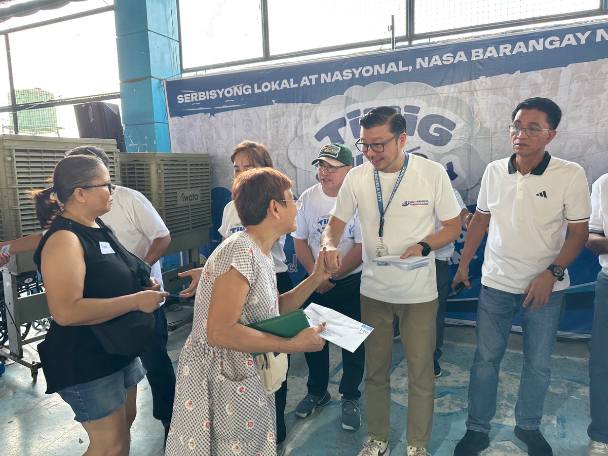 valenzuelacity's tweet photo. TINGNAN: Pinangunahan ni Mayor WES Gatchalian ang pamamahagi ng Financial Assistance at Assistive Device sa mga kwalipikadong benepisyaryo sa ginaganap na #TinigNgBarangay sa 3S Center Canumay East ngayong araw, Marso 28, 2026.

Para sa impormasyon ukol sa pag-aapply para sa medical/financial o burial assistance, i-chat si #DotBot: https://t.co/oCYGuMlUBb 

#PamilyangValenzuelano #Valenzuela #ValenzuelaCity #FinancialAssistance