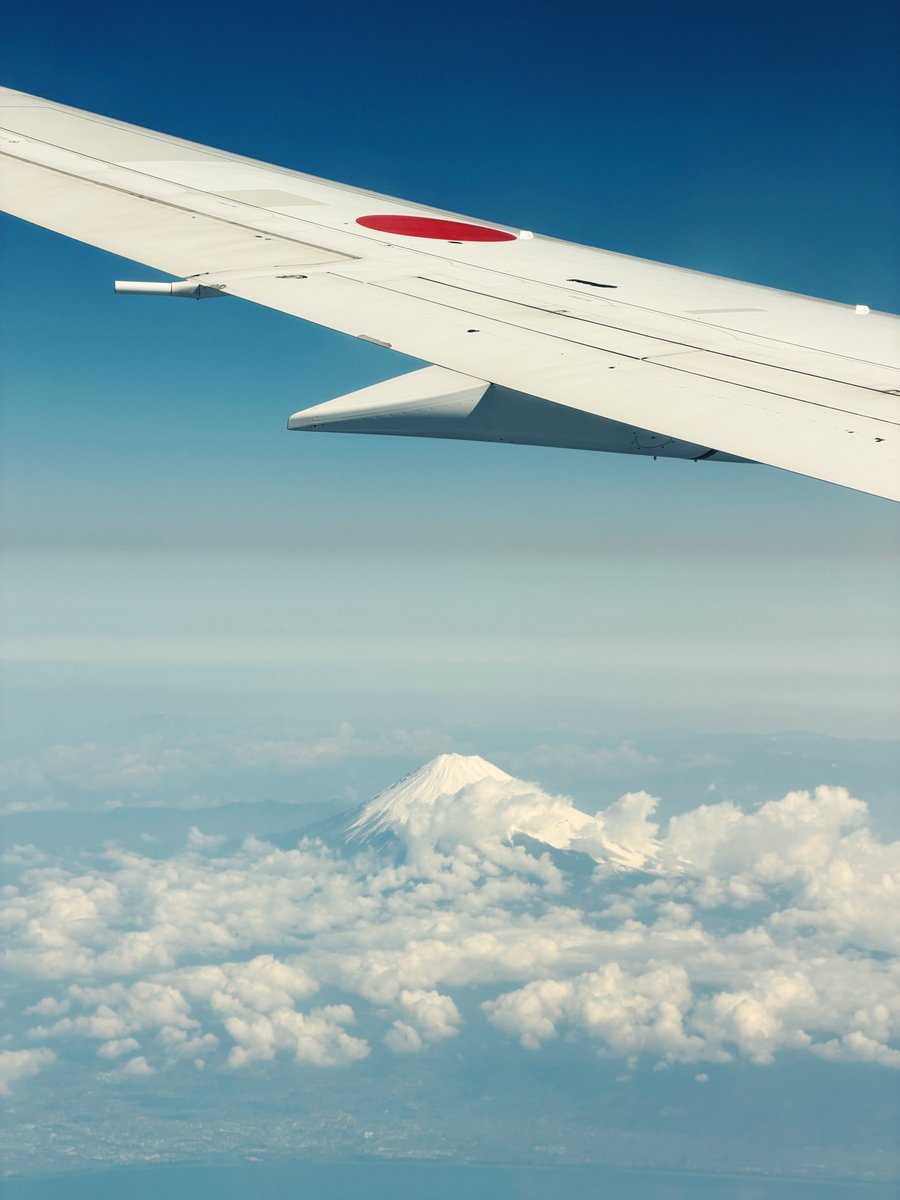 ____Torch's tweet photo. 飛行機の窓から見える雪化粧の富士山🗻 https://t.co/GrImQSvCpc