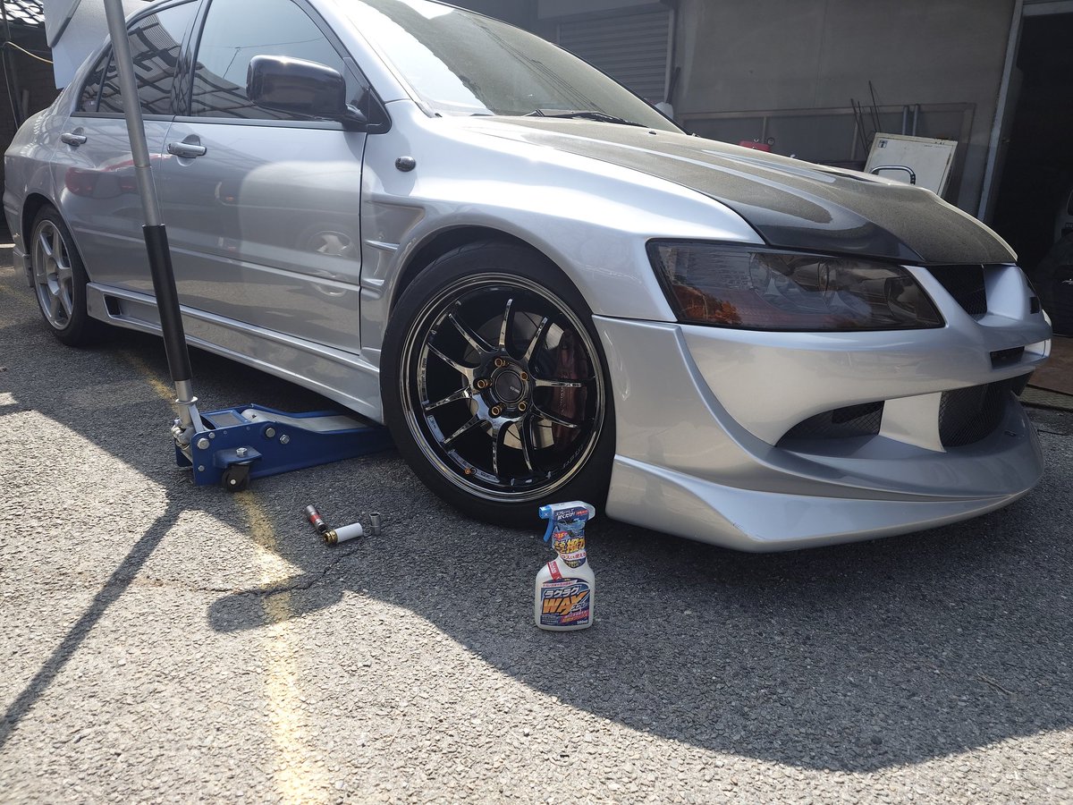 流石に雪が振らないとだろうとお祈りしながらタイヤ交換
PF01evoやっぱりかっこいいなぁ！