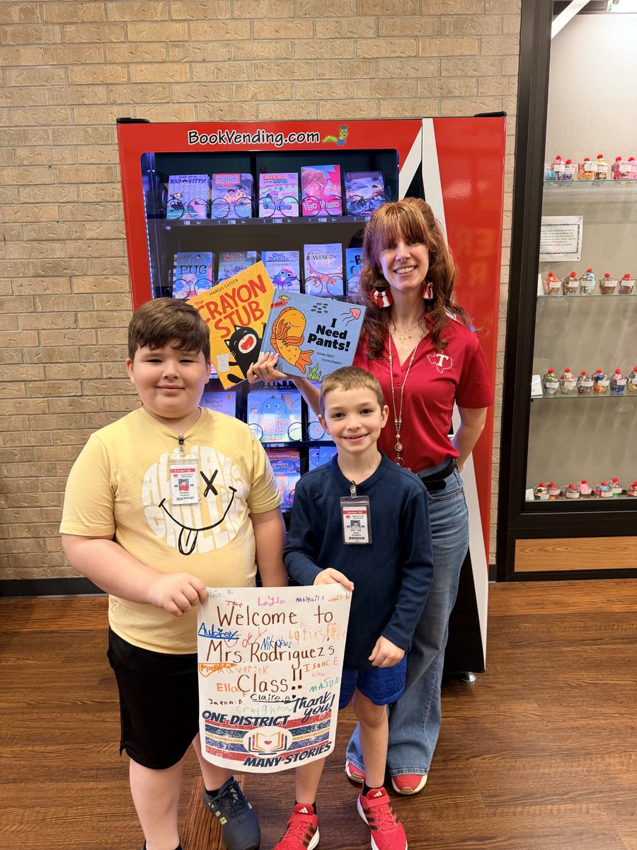 tjhslibrary_'s tweet photo. Thank you much @TISDDPES and @ImAllBooked for inviting me to read aloud to students during Tomball Reads Week! 🎉 It was such great fun and I cannot wait to do this again next year!! @TISD_Libraries #liblovetomball #readconnectdiscovercreate https://t.co/z549Qh8vfi