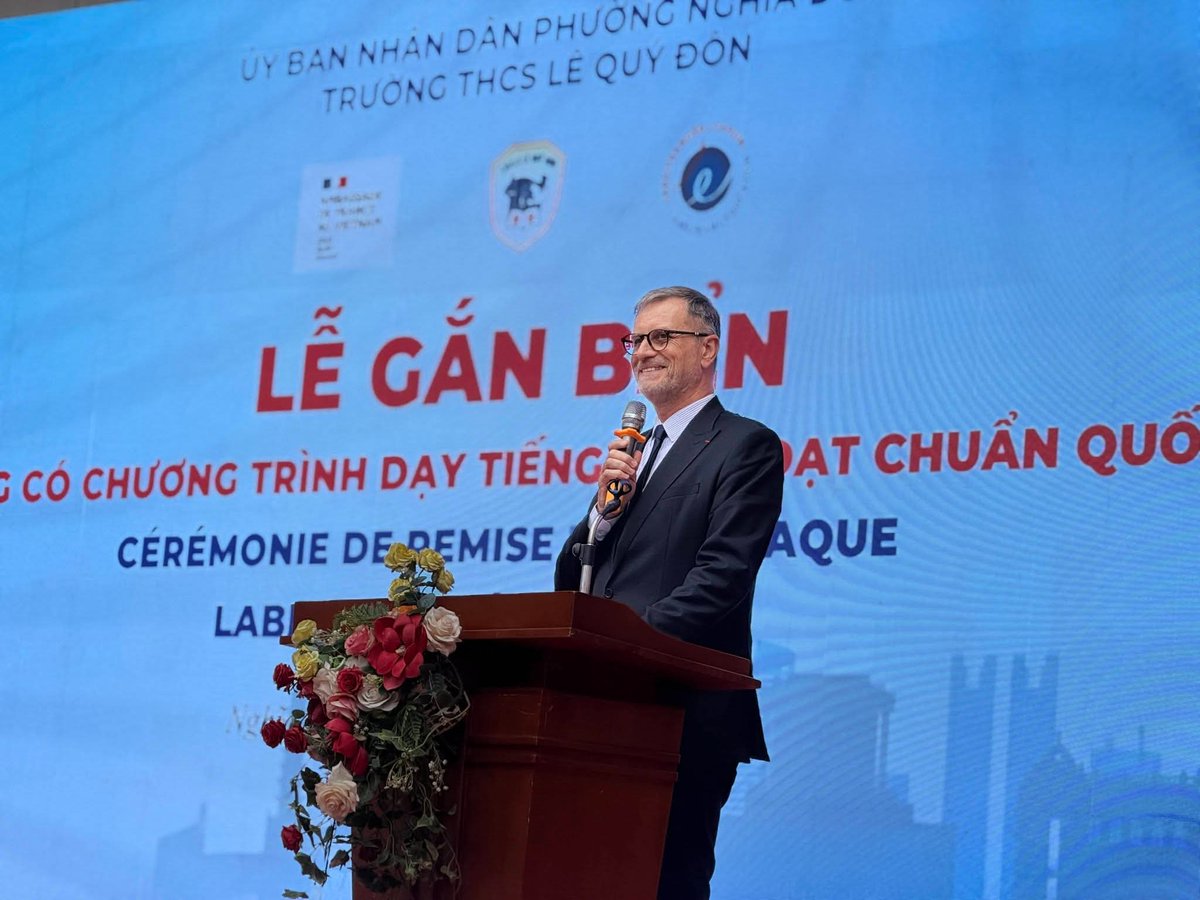 FranceAuVietnam's tweet photo. 🇫🇷📚 Le collège Lê Quý Đôn à Hanoï reçoit le label #LabelFrancEducation !

Une reconnaissance de la qualité de son #enseignement bilingue et de son engagement pour la #francophonie 🇻🇳🤝🇫🇷

@CaroitEleonore
@aefeinfo

#FranceVietnam #Éducation #Francophonie https://t.co/krlrVUIUVy