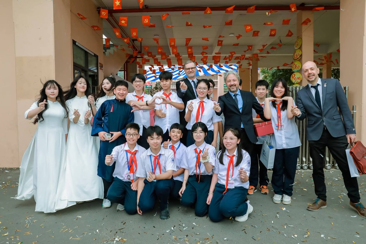 FranceAuVietnam's tweet photo. 🇫🇷📚 Le collège Lê Quý Đôn à Hanoï reçoit le label #LabelFrancEducation !

Une reconnaissance de la qualité de son #enseignement bilingue et de son engagement pour la #francophonie 🇻🇳🤝🇫🇷

@CaroitEleonore
@aefeinfo

#FranceVietnam #Éducation #Francophonie https://t.co/krlrVUIUVy