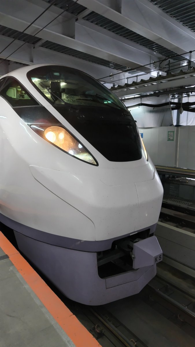 aruno_miya's tweet photo. 品川駅でひたちへの🚃乗換10分🏃
間に合った！と思ったら発車から30分
も経たずに緊急停止中😥 https://t.co/BECLPnFLuc