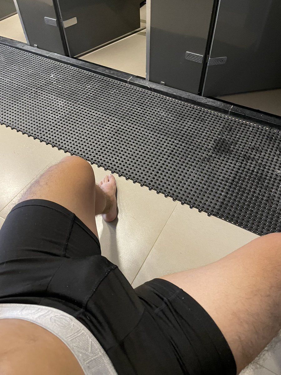 grajalesck's tweet photo. Duchita en el smart fit?😉 https://t.co/Rf8zInTvRD