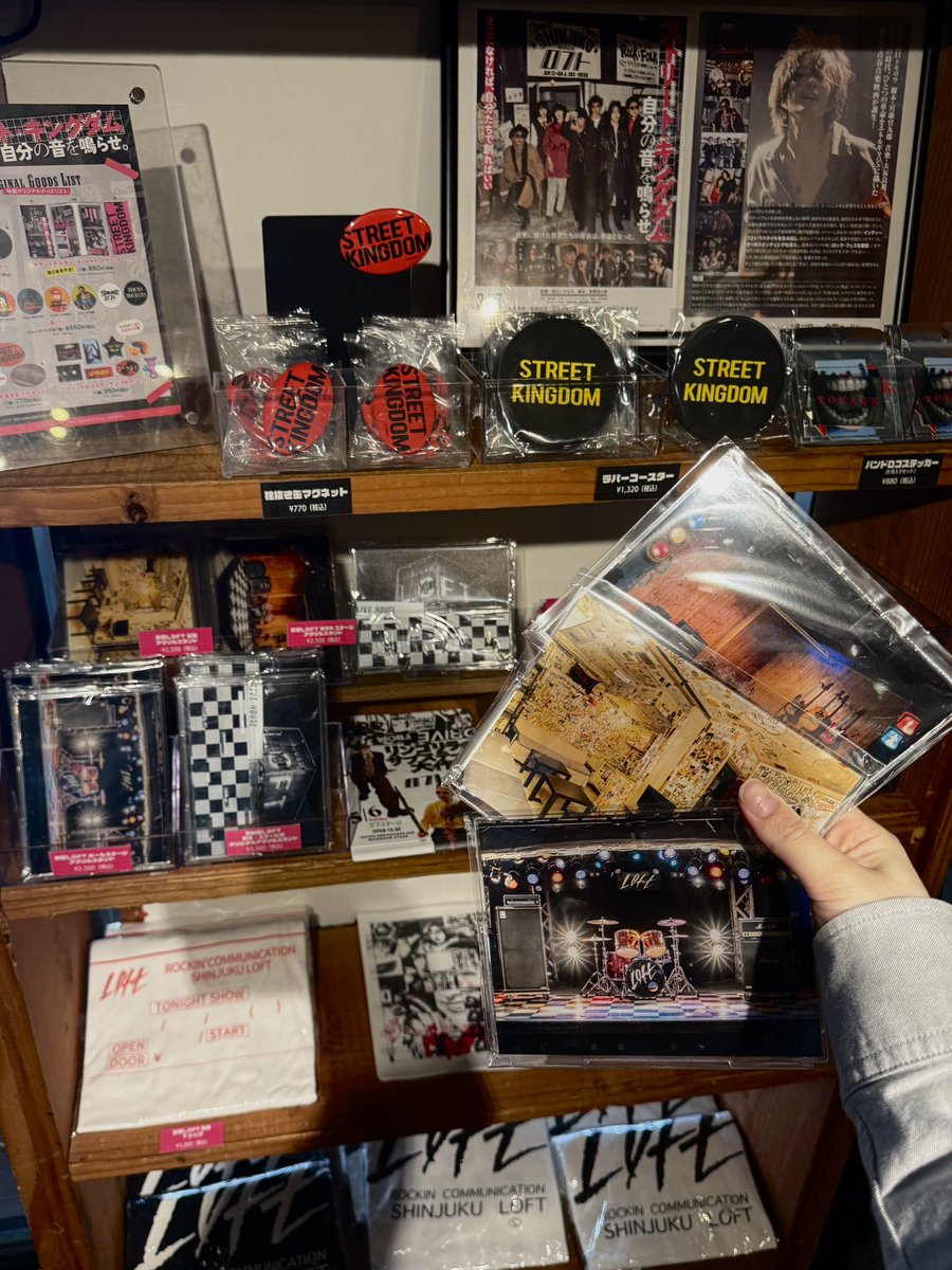 - ̗̀📣グッズ入荷のお知らせ

 #映画ストリートキングダム グッズの『チケットホルダー』が入荷いたしました🙌

また、
新宿ロフトのアクリルスタンド
楽屋・ホールステージ・BARステージも入荷！🎸

※土日はテラス席かテイクアウトのみとなります。グッズ購入はスタッフまで！

<a href="/streetkingdomjp/">映画『ストリート・キングダム　自分の音を鳴らせ。』公式</a>